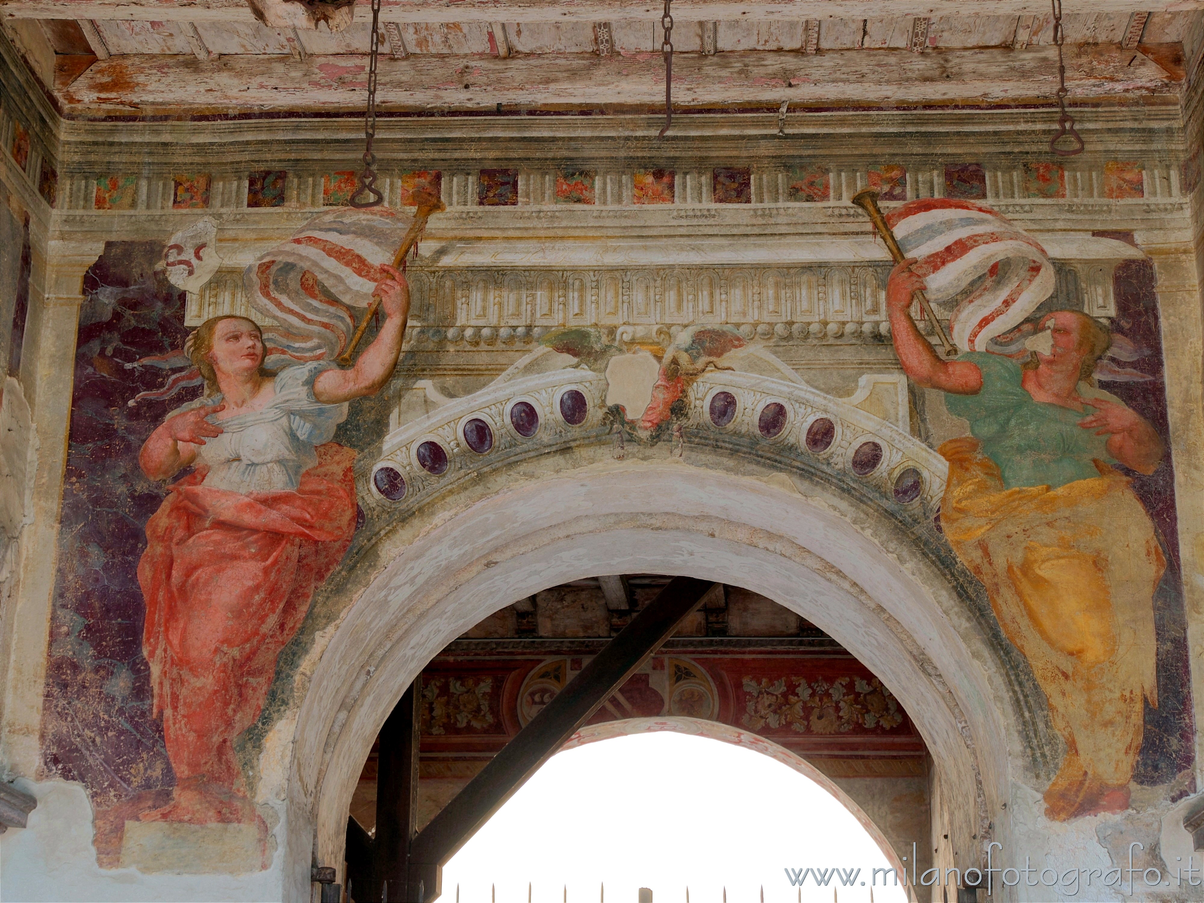 Cavernago (Bergamo) - Affresco di donne con vessilli nell'androne del Castello di Malpaga